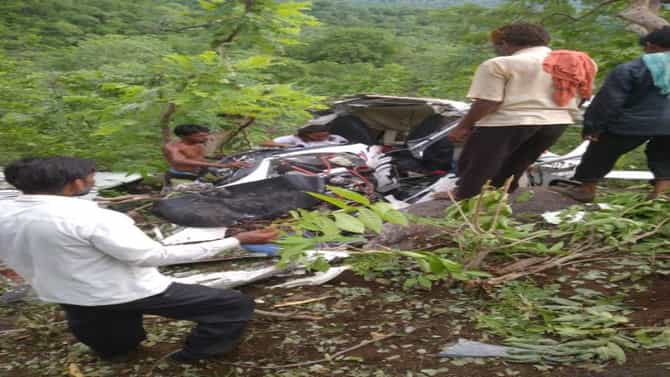 Jalgaon Helicopter Crash | जंगलातून अचानक मोठा आवाज, नागरिकांची घटनास्थळी धाव, जळगावात हेलिकॉप्टर कोसळल्याची मोठी दुर्घटना