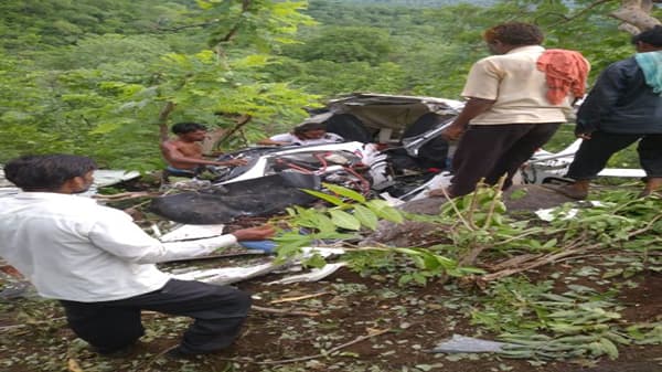 Jalgaon Helicopter Crash | जंगलातून अचानक मोठा आवाज, नागरिकांची घटनास्थळी धाव, जळगावात हेलिकॉप्टर कोसळल्याची मोठी दुर्घटना