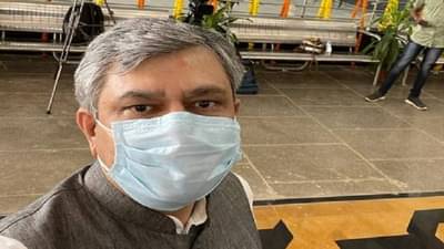 रेल्वेमंत्र्यांनी गांधीनगर स्टेशनवर घेतला सेल्फी; म्हणाले, देशाच्या आकांक्षा पूर्ण करणारा प्रकल्प