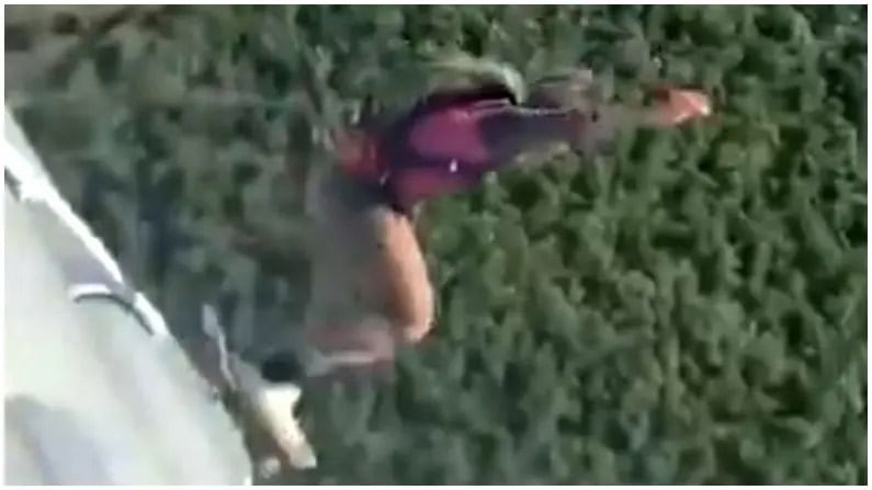Video | ओह तेरी! बघता बघता तरुणाने ब्रिजवरून थेट उडीच मारली, व्हिडीओ पाहून लोक म्हणाले...