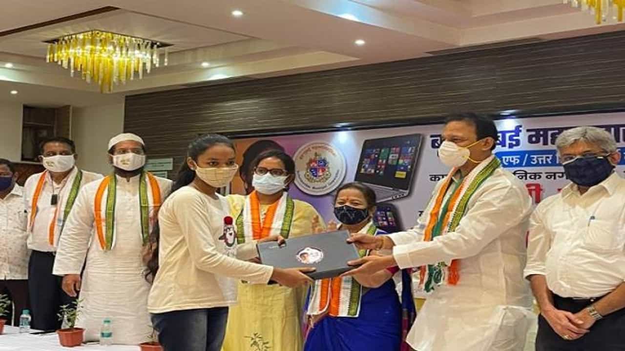 महापौर आणि काँग्रेस नेते एकाच मंचावर, पेडणेकर म्हणाल्या, एकत्र राहू, काँग्रेसचं रोखठोक उत्तर