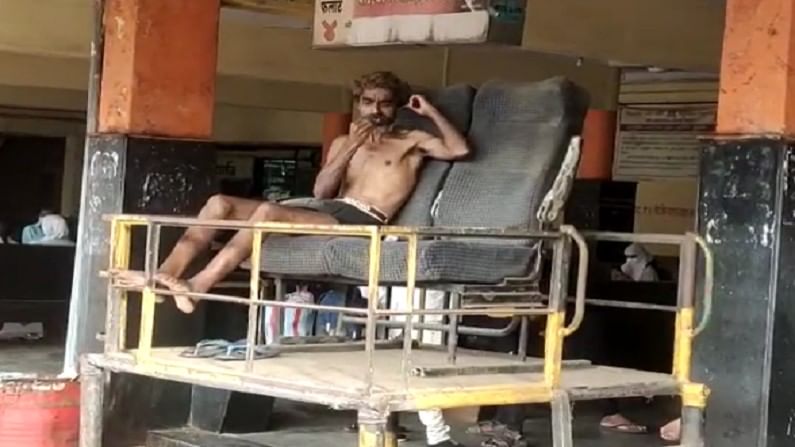 VIDEO : माथेफिरुचा बसस्थानकात कपडे काढून धिंगाना, प्रवाशांची तारांबळ, संबंधित प्रकार कॅमेऱ्यात कैद