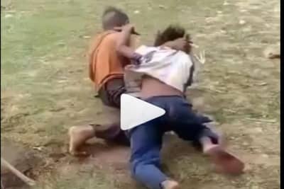 Video | दोन लहान मुलांची जुंपली, लाथाबुक्क्यांनी एकमेकांना मारहाण, बघ्यांची गर्दी, मजेदार व्हिडीओ एकदा पाहाच