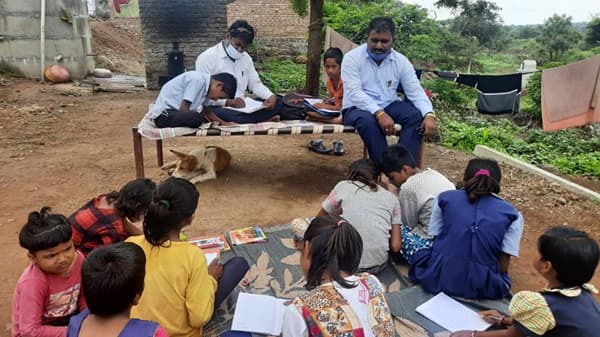 ना शाळा, ना भिंती, पालावरच्या मुलांना मोफत अभ्यासाचे धडे; धनंजय मुंडेंचा संकल्प सत्यात