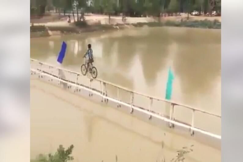 Video | खाली पाणी, वर निमुळता पूल, मुलांची थरारक सायकलिंग सोशल मीडियावर व्हायरल