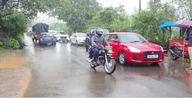 डॅम इट! भुशी डॅम परिसरात नाकाबंदी, पोलिसांची नजर चुकवत पर्यटकांची धबधब्यांवर गर्दी