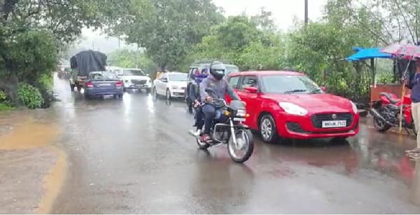 डॅम इट! भुशी डॅम परिसरात नाकाबंदी, पोलिसांची नजर चुकवत पर्यटकांची धबधब्यांवर गर्दी