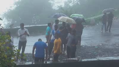 आंबोलीत पर्यटकांची गर्दी; पोलिसांकडून अटकाव, पर्यटकांचा हिरमोड, हताश होऊन माघारी!