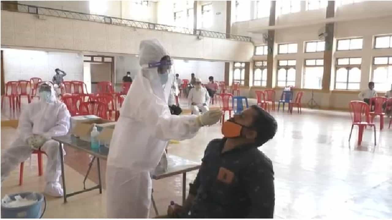 आषाढी एकादशीच्या पार्श्वभूमीवर प्रशासन अ‌ॅलर्ट, विठ्ठल मंदिरातील 145 कर्मचाऱ्यांची कोरोना चाचणी