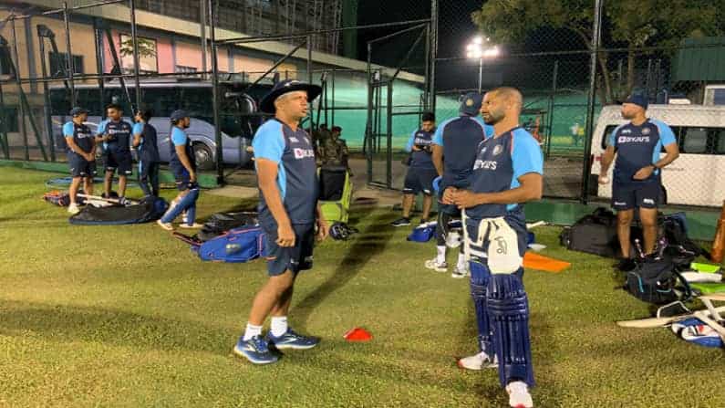 भारत आणि श्रीलंका (India vs Sri Lanka) यांच्यातील पहिल्या एकदिवसीय सामन्यापूर्वी भारतीय खेळाडूंनी मैदानावर चांगलीच कसरत केली. बीसीसीआयने् (BCCI) खेळाडूंचे मैदानावरील काही फोटोज शेअर केले आहेत. वरील फोटोत सामना सुरु होण्यापूर्वी संघाचा नवनिर्वाचीत कर्णधार शिखर धवन (Shikhar Dhawan) याला मुख्य प्रशिक्षक राहुल द्रविड (Rahul Dravid) खास टीप्स देताना दिसत आहे.