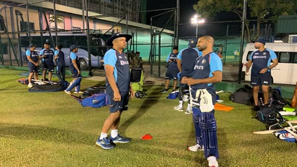 भारत आणि श्रीलंका (India vs Sri Lanka) यांच्यातील पहिल्या एकदिवसीय सामन्यापूर्वी भारतीय खेळाडूंनी मैदानावर चांगलीच कसरत केली. बीसीसीआयने् (BCCI) खेळाडूंचे मैदानावरील काही फोटोज शेअर केले आहेत. वरील फोटोत सामना सुरु होण्यापूर्वी संघाचा नवनिर्वाचीत कर्णधार शिखर धवन (Shikhar Dhawan) याला मुख्य प्रशिक्षक राहुल द्रविड (Rahul Dravid) खास टीप्स देताना दिसत आहे.