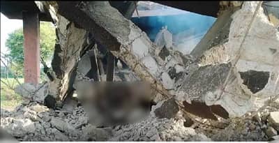 मरणानेही छळले, स्मशानात जळत्या चितेवर सिमेंट काँक्रीटचा स्लॅब पडला, पार्थिव दबले गेले