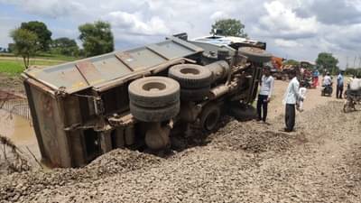 रस्त्यात खड्डा की खड्ड्यात रस्ता, आधी ट्रकचं चाक फसलं, नंतर प्रशासनाचाच ट्रक पलटी, याहून विदारक वास्तव काय?