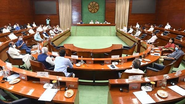 मोदींची सर्वपक्षीय बैठकीला फक्त तीन मिनिटांची हजेरी; विरोधक संतापले