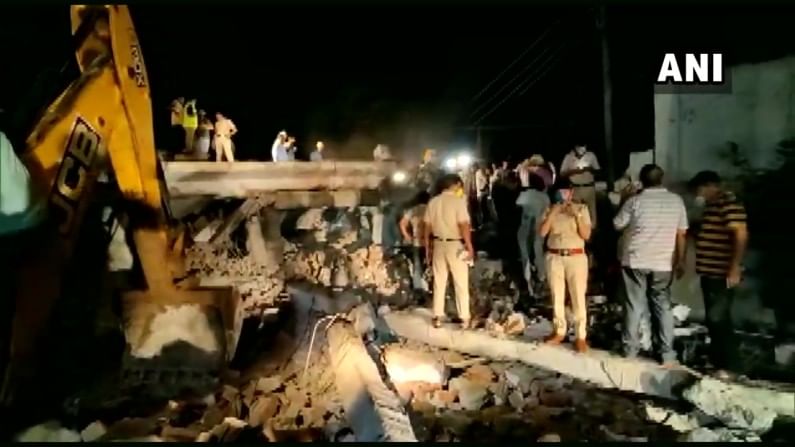 गुरुग्राममध्ये तीन मजली इमारत कोसळली, मलब्याखाली काहीजण अडकल्याची भीती गुरुग्राममध्ये तीन मजली इमारत कोसळली, मलब्याखाली काहीजण अडकल्याची भीती