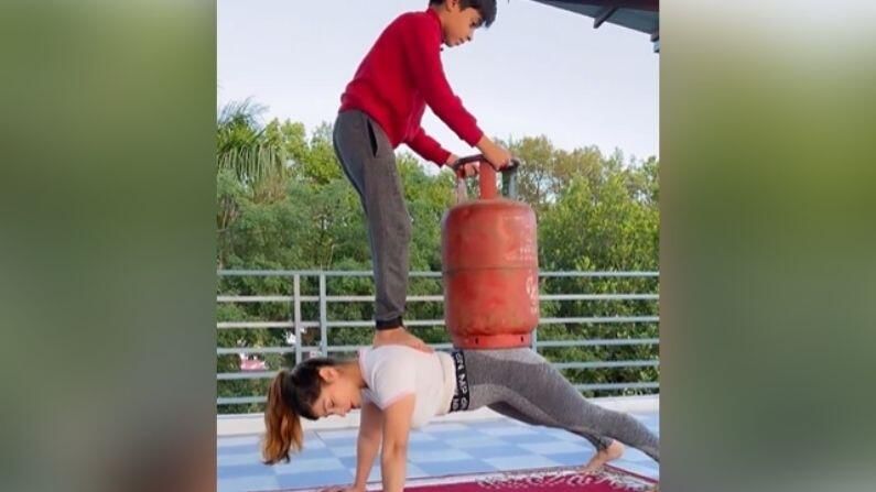 Video | 'लेडी बाहुबली'ची न्यारी तऱ्हा, पाठीवर सिलिंडर ठेवत व्यायाम, व्हिडीओ व्हायरल