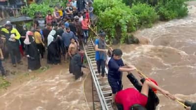 पावसामुळे ओढ्याला पूर, नवी मुंबईजवळ धबधब्यावर अडकलेल्या 116 पर्यटकांची सुटका
