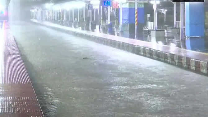 Mumbai Rains: मुंबईत पावसाचा कहर सुरूच, मध्य रेल्वेची सेवा विस्कळीत; चाकरमानी वैतागले