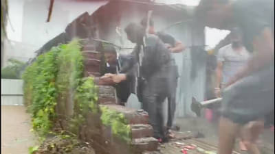 ठाणे पालिकेचे विरोधी पक्षनेते अ‍ॅक्शन मोडवर, कंबरभर पाण्यातून वाट कढत तोडली संरक्षक भिंत; पूरस्थिती टळली