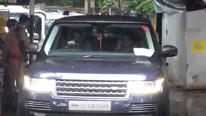 मातोश्री ते पंढरपूर, उभ्या पावसात स्वत: ड्रायव्हिंग, बाजूला रश्मी ठाकरे, मुख्यमंत्री पंढरपूरकडे रवाना