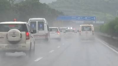 नेहमीची मर्सिडीज नाही, आदित्य ठाकरेंची रेंज रोव्हर दिमतीला, तुफान पावसात मुख्यमंत्री पंढरपूरच्या दिशेने