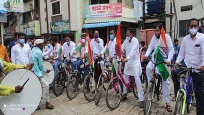 पेट्रोल - डिझेल दरवाढीचा निषेध, काँग्रेस नेते बैलगाडी, सायकलवरून पिपाणी वाजवत तहसील कार्यालयात