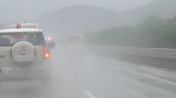 आषाढी एकादशीला होणाऱ्या विठ्ठलाच्या महापूजेसाठी मुख्यमंत्री उद्धव ठाकरे सपत्नीक पंढरपूरच्या दिशेनं रवाना झाले आहेत. खराब हवामान आणि मुसळधार पावसामुळे पंढरपूरच्या दिशेनं विमानाने जाणं शक्य नसल्यामुळे मुख्यमंत्री रस्तेमार्गानंच पंढरपूरच्या दिशेनं निघाले आहे.