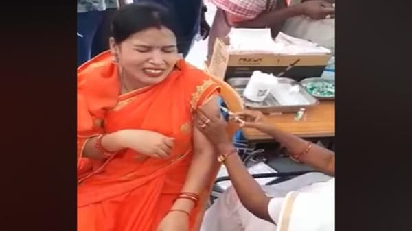 Video | इंजेक्शन पाहून घाबरली, सुई टोचताच मुलांसारखं लागली रडायला, महिलाचे मजेदार व्हिडीओ व्हायरल