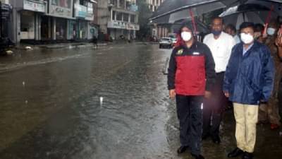 डोक्यावर मुसळधार पाऊस, शहरात ठिकठिकाणी पाणी साचलं, ठाण्याचे पालिका आयुक्त भर पावसात रस्त्यावर