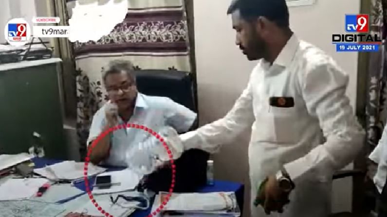 Video | विजेच्या लपंडावामुळे नागरिक त्रस्त, युवा सनेच्या पदाधिकाऱ्यांनी अधिकाऱ्याच्या टेबलावर सोडला साप, अनोख्या आंदोलनाची चर्चा Video | विजेच्या लपंडावामुळे नागरिक त्रस्त, युवा सनेच्या पदाधिकाऱ्यांनी अधिकाऱ्याच्या टेबलावर सोडला साप, अनोख्या आंदोलनाची चर्चा