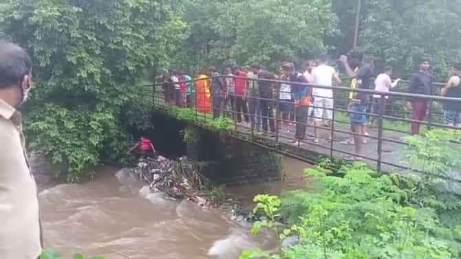 आईच्या डोळ्यादेखत दोन चिमुरडी नाल्यात वाहून गेली, रायगडमधील हृदय पिळवटून टाकणारी घटना
