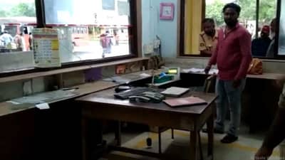 बुलडाणाच्या बसस्थानकावर दारुड्याचा अडीच तास धिंगाणा, चौकशी कक्षाच्या काचांची तोडफोड, संगणकाचंही नुकसान