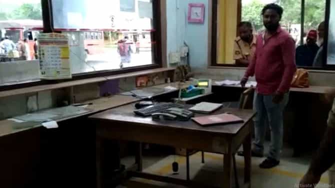 बुलडाणाच्या बसस्थानकावर दारुड्याचा अडीच तास धिंगाणा, चौकशी कक्षाच्या काचांची तोडफोड, संगणकाचंही नुकसान