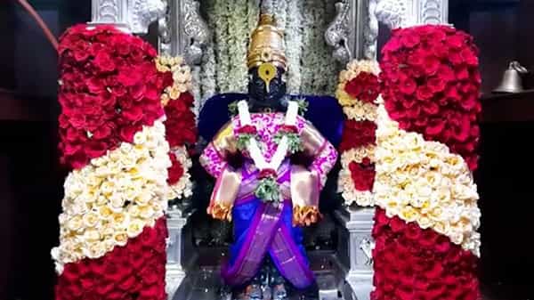 मोठ्या थाटामाटात जल्लोषात साजरी केल्या जाणाऱ्या आषाढी वारीवर यंदाही कोरोनाचं सावट आहे. सुंदर तें ध्यान उभे विटेवरी, कर कटावरी ठेवोनियां, या अभंगाप्रमाणे पंढरपुरातील विठूरायाचे रुप आज खुलून निघालं आहे.