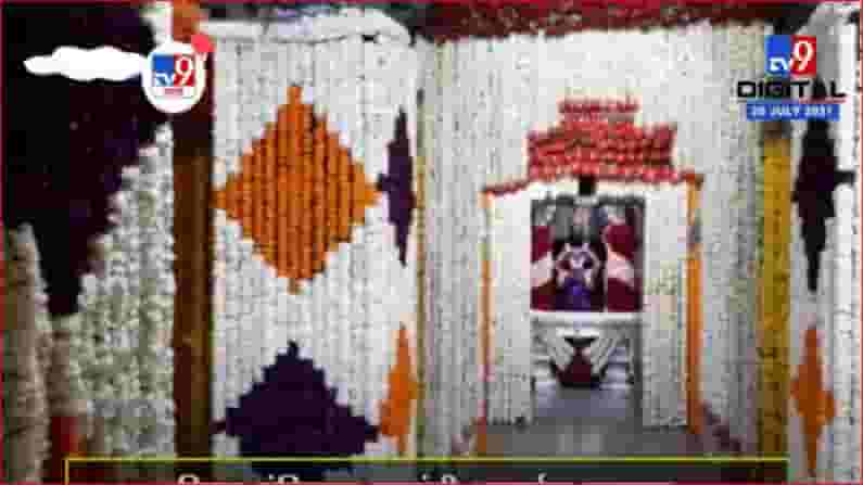 Ashadhi Ekadashi 2021 |  विठ्ठल मंदिराचा गाभारा फुलांनी बहरला