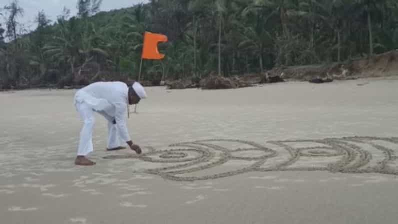 मोठ्या थाटामाटात जल्लोषात साजरी केल्या जाणाऱ्या आषाढी वारीवर यंदाही कोरोनाचं सावट आहे. चंद्रभागेच्या तीरी, उभा मंदिरी, तो पहा विटेवरी, या अभंगाप्रमाणे पंढरपुरातील विठूरायाचे रुप आज खुलून निघालं आहे.