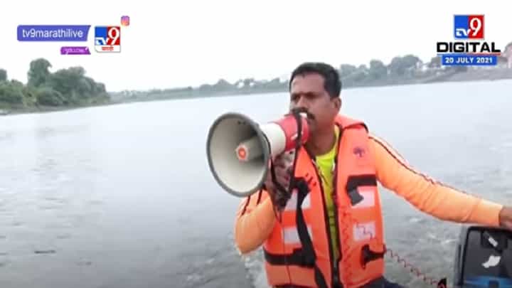 VIDEO : Ashadhi Ekadashi 2021 | दुर्घटना टाळण्यासाठी मुळशी आपत्ती व्यवस्थापनाची बोट चंद्रभागेतीरी VIDEO : Ashadhi Ekadashi 2021 | दुर्घटना टाळण्यासाठी मुळशी आपत्ती व्यवस्थापनाची बोट चंद्रभागेतीरी