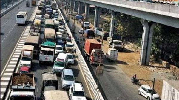 चिखल आणि खड्ड्यांचं साम्राज्य, ठाणे-नाशिक मार्गावर सहा किलोमीटरच्या रांगा; प्रवाशांचे प्रचंड हाल