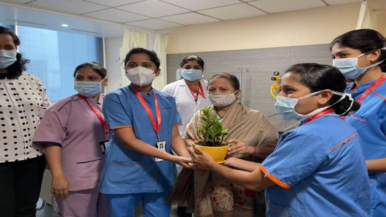 Mumbai Mayor Kishori Pedanekar यांना रुग्णालयातून डिस्चार्ज