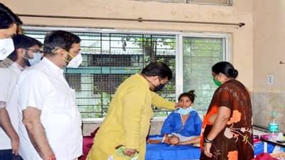 कळवा दुर्घटनेनंतर प्रवीण दरेकर आक्रमक, संबंधित अधिकाऱ्यांवर मोक्का लावण्याची मागणी, जखमींची विचारपूस