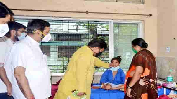 कळवा दुर्घटनेनंतर प्रवीण दरेकर आक्रमक, संबंधित अधिकाऱ्यांवर मोक्का लावण्याची मागणी, जखमींची विचारपूस
