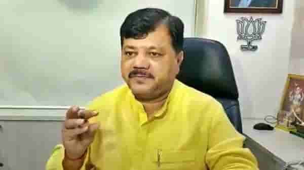 मलिक म्हणतात, राज्यपाल अधिकाराचा गैरवापर करत आहेत, तर दरेकर म्हणतात, राज्यपालांवर दबाव नको!