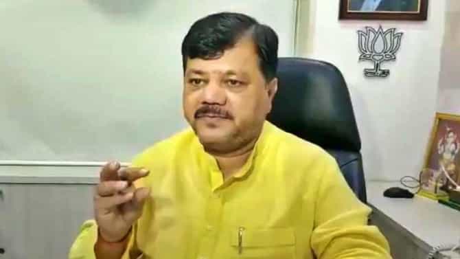पालघरमधील आदिवासी कुटुंबाला न्याय मिळेपर्यंत स्वस्थ बसणार नाही; प्रविण दरेकरांचे आश्वासन