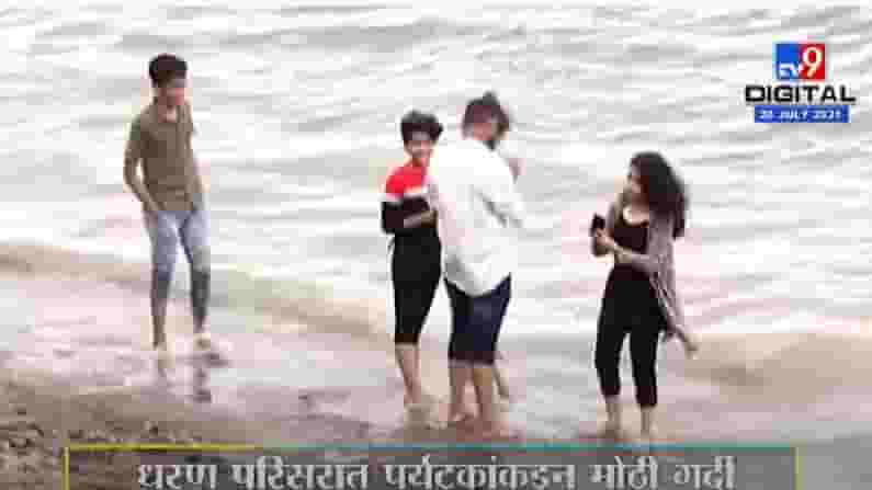 Video | खडकवासला धरणावर पर्यटकांची गर्दी, लोकांना कोरोना नियमांचा विसर Video | खडकवासला धरणावर पर्यटकांची गर्दी, लोकांना कोरोना नियमांचा विसर