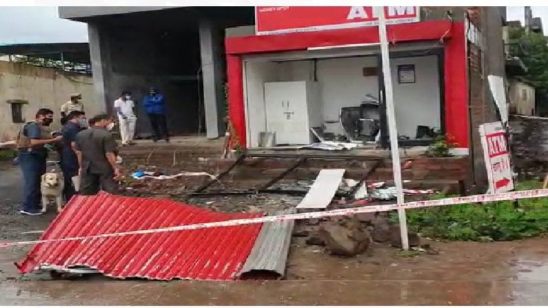 पुण्यात हिताची बँकेच्या ATM मध्ये स्फोट, चोरीच्या उद्देशाने एटीएम उडवल्याचा संशय पुण्यात हिताची बँकेच्या ATM मध्ये स्फोट, चोरीच्या उद्देशाने एटीएम उडवल्याचा संशय