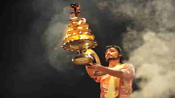 देवाच्या आरतीचे आहेत काही नियम, योग्य पद्धतीने आरती केल्यास मिळते पूर्ण फळ