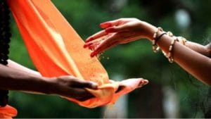 कधी, कोणाला आणि का दान करावे? जाणून घ्या दान करण्याचे महत्त्व आणि फायदे