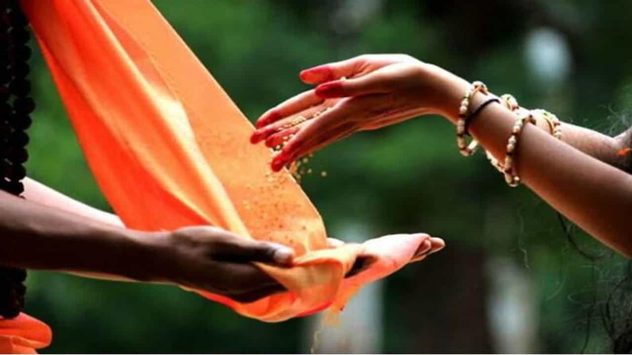 कधी, कोणाला आणि का दान करावे? जाणून घ्या दान करण्याचे महत्त्व आणि फायदे