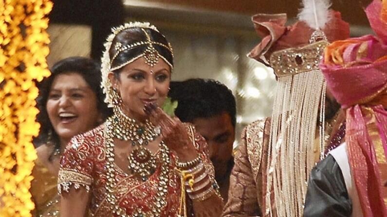 शिल्पा शेट्टी आणि राज कुंद्रा यांनी अनेक वर्ष एकमेकांना डेट केल्यानंतर लग्न करण्याचा निर्णय घेतला. राज यांचं हे दुसरे लग्न होते.