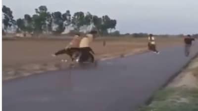 Video | तरुण रस्त्यावरच लागले क्रिकेट खेळायला, मध्येच दुचाकी आली अन् सगळं बिघडलं, मजेदार व्हिडीओ पाहाच